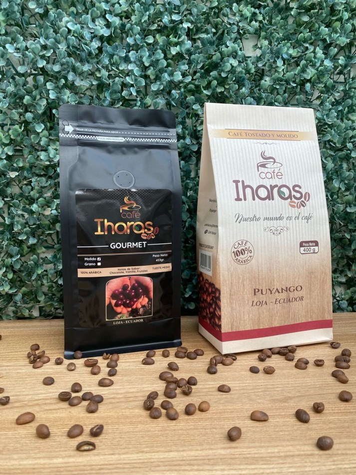 Empaques de café IHARAS gourmet y tradicional, junto a granos de café