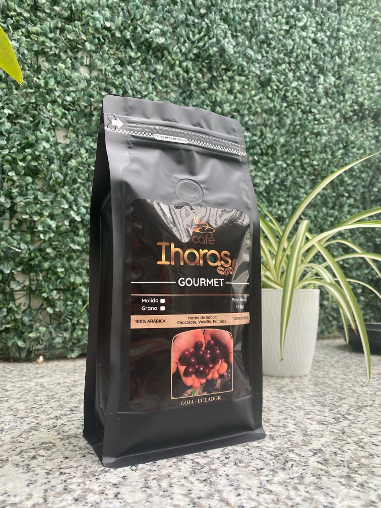 Presentación de Café IHARAS gourmet en empaque negro